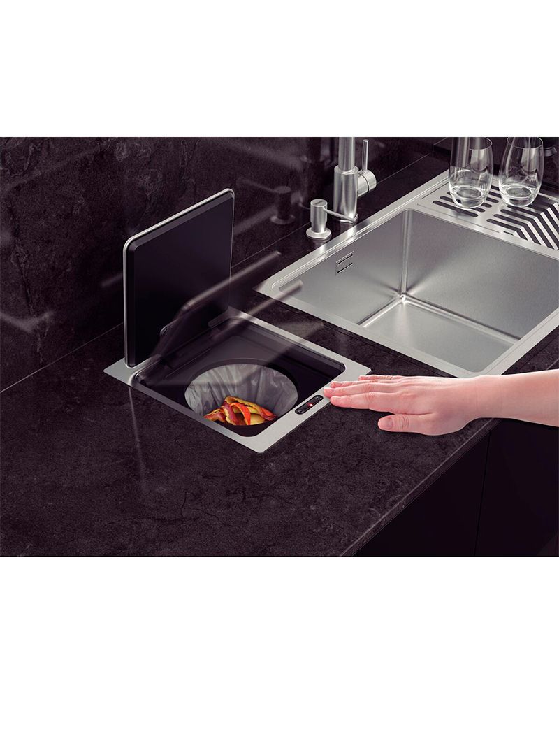 Abertura por sensor, a tampa abre com movimento e fecha automaticamente após 5 segundos, com dois modos de uso, stay-open que mantém aberta por 2 minutos ou sensor automático que abre sem contato e fecha sozinha.