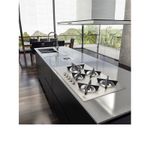 Design diferenciado da tampa com formato quadrado linhas retas e puxador central em inox que valoriza projetos contemporâneos.