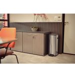 Modo stay-open que mantém a tampa aberta por alguns minutos oferecendo mais praticidade para descartar resíduos durante o uso contínuo.