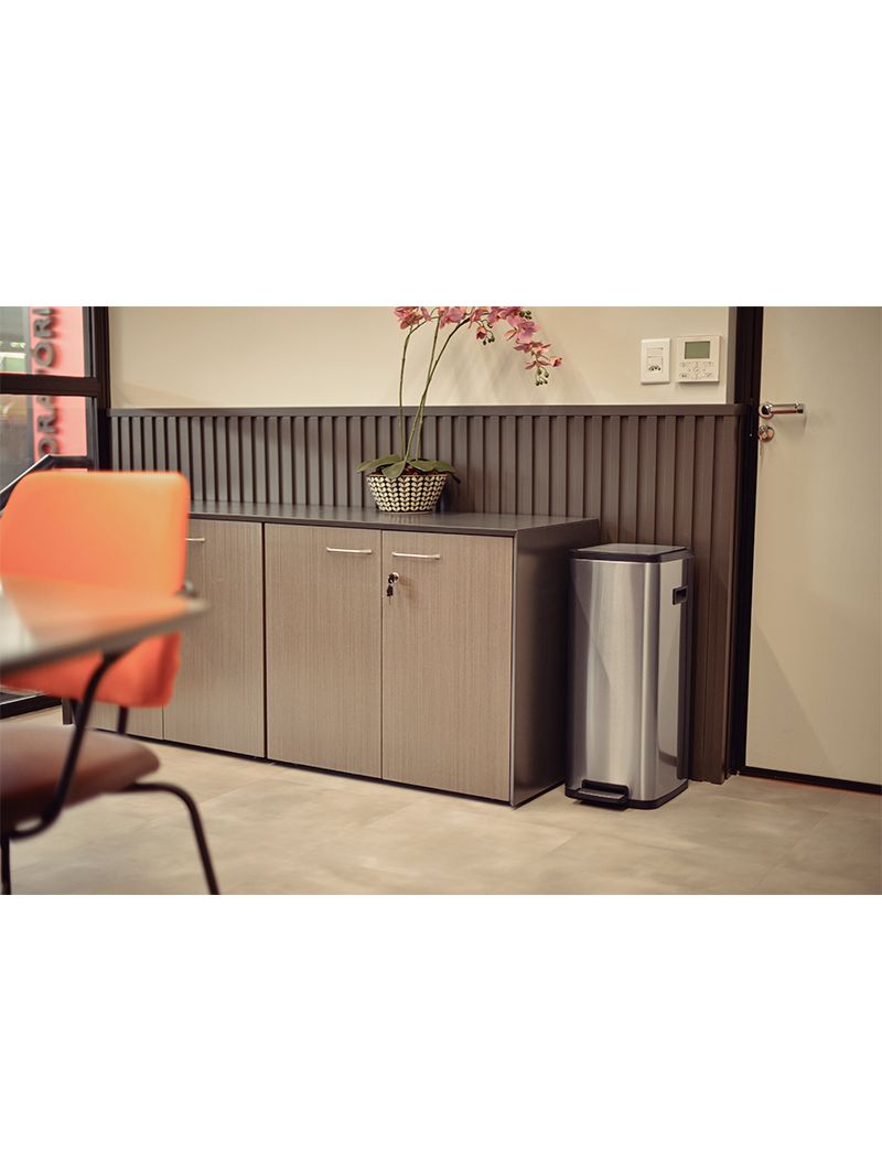 Modo stay-open que mantém a tampa aberta por alguns minutos oferecendo mais praticidade para descartar resíduos durante o uso contínuo.