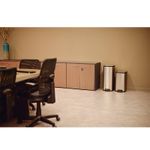 Solução elegante e funcional para manter ambientes corporativos organizados e mais higiênicos.