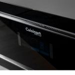 Acabamento em aço inox e vidro preto que combina elegância e modernidade na cozinha.