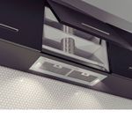 Permite adaptação do móvel com recorte na prateleira para passagem do duto, mantendo a estética clean e organizada.