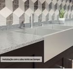Aba rente ao tampo para acabamento alinhado, perfeito para um visual clean, discreto e sofisticado na cozinha.