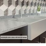 Aba a 40 mm do tampo com equilíbrio no design, proporciona integração com leve destaque, unindo estética moderna e funcionalidade.