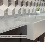 Aba a 80 mm do tampo para um visual mais marcante, ideal para destacar a cuba e criar um efeito robusto e contemporâneo na bancada.