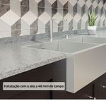 Aba a 40 mm do tampo com equilíbrio no design, proporciona integração com leve destaque, unindo estética moderna e funcionalidade.