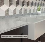 Aba a 80 mm do tampo para um visual mais marcante, ideal para destacar a cuba e criar um efeito robusto e contemporâneo na bancada.