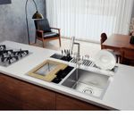 Ambiente moderno que une praticidade e organização no dia a dia, com dosador de sabão Square, kit tábua de madeira + cesto e válvulas inclusas.