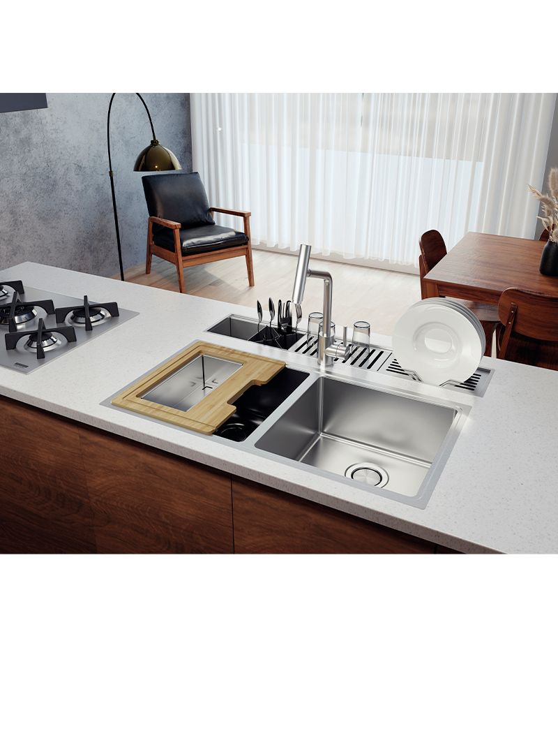 Ambiente moderno que une praticidade e organização no dia a dia, com dosador de sabão Square, kit tábua de madeira + cesto e válvulas inclusas.