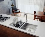 Instalação versátil nos modos flush, semi-flush ou undermount, que se adapta a diferentes projetos de bancada em um ambiente moderno que valoriza o design da cozinha.