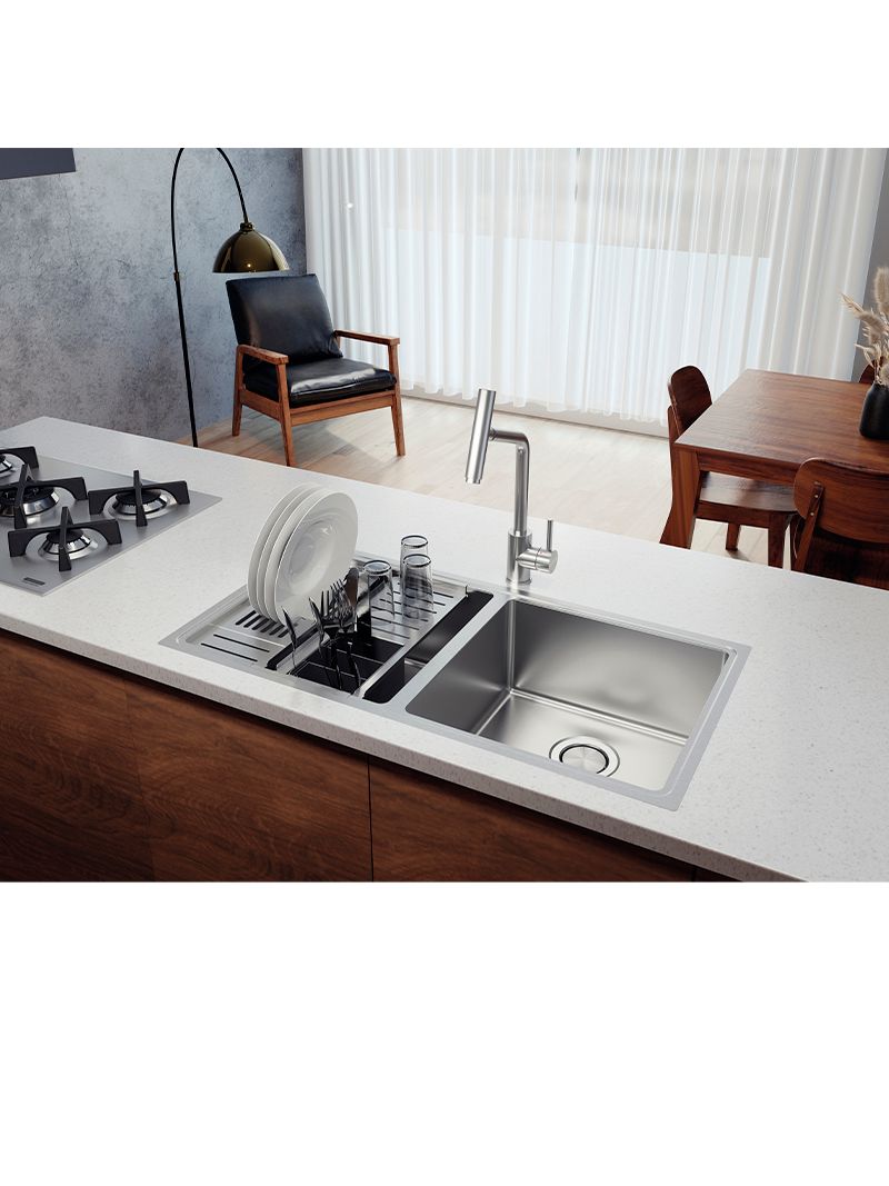 Instalação versátil nos modos flush, semi-flush ou undermount, que se adapta a diferentes projetos de bancada em um ambiente moderno que valoriza o design da cozinha.