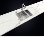 Instalação versátil nos modos flush, semi-flush ou undermount, que se adapta a diferentes projetos de bancada em um ambiente moderno que valoriza o design da cozinha.