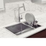 Instalação versátil nos modos flush, semi-flush ou undermount, que se adapta a diferentes projetos de bancada em um ambiente moderno que valoriza o design da cozinha.