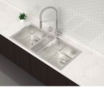 Instalação versátil nos modos flush, semi-flush ou undermount, que se adapta a diferentes projetos de bancada em um ambiente moderno que valoriza o design da cozinha.
