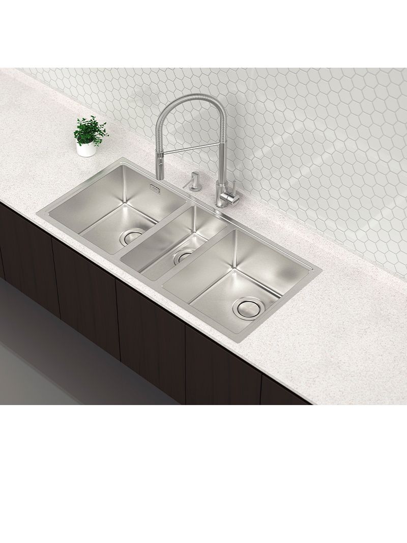 Instalação versátil nos modos flush, semi-flush ou undermount, que se adapta a diferentes projetos de bancada em um ambiente moderno que valoriza o design da cozinha.
