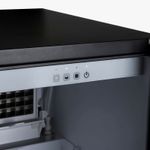 Painel de controle superior com comandos intuitivos e indicadores luminosos que permitem acionar e acompanhar o funcionamento da máquina de gelo com precisão e praticidade.