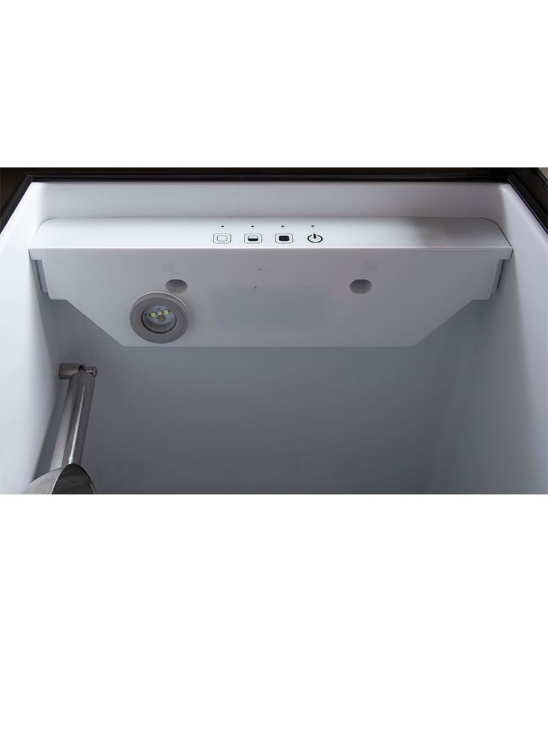 Iluminação LED facilita a visualização do interior da máquina e dos cubos de gelo. Oferece mais praticidade no uso.