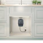 Instalação discreta e integrada, com acionamento prático que valoriza o design da cozinha.