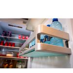 Prateleiras na porta com acabamento reforçado e gaveta com interior em inox, que garantem maior durabilidade e organização prática de garrafas e recipientes.