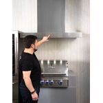 Com 8 filtros baffle em inox e sucção inercial, oferece alta performance na retenção de gordura, ideal para churrasqueiras e espaços gourmet sofisticados.