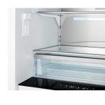 Dispenser de água integrado com design discreto, que proporciona praticidade e elegância no uso.
