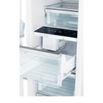 Dispenser de água integrado com design discreto, que proporciona praticidade e elegância no uso.