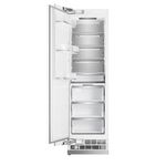 Freezer com abertura para a direita, que facilita a integração e o uso no projeto da cozinha.