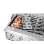 Caixa defumadora em inox aquece lascas de madeira e intensifica o sabor com um toque defumado.