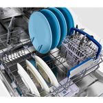 Suportes dobráveis nos cestos superior e inferior para maior flexibilidade com diferentes utensílios.