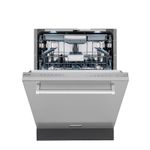 Puxador tubular com design ergonômico e sofisticados suportes em aço cromado.