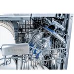 Direct Wash com 4 injetores que aplicam jatos de água individuais dentro de copos e jarras.