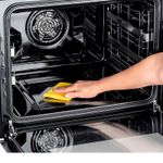 Forno com esmalte Easy-clean utiliza revestimento antiaderente Teflon para uma limpeza mais fácil e eficiente.