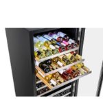 Prateleiras em madeira de faia com extração total, tratamento antiumidade e elegantes molduras em inox escovado.