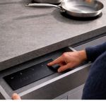 Controle onde você quiser. Painel discreto que pode ser instalado conforme o seu projeto, inclusive oculto na gaveta, preservando a estética limpa da bancada.