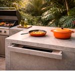Perfeito para áreas gourmet, funciona como apoio à churrasqueira, ampliando a área de preparo com praticidade, discrição e integração total ao ambiente.