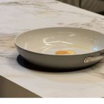 O Tapete de silicone minimiza riscos, reduz o deslizamento das panelas e auxilia na conservação do cooktop ou bancada.