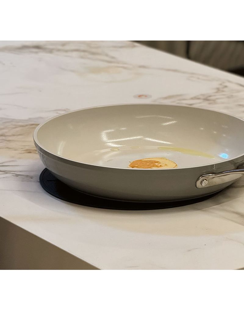 O Tapete de silicone minimiza riscos, reduz o deslizamento das panelas e auxilia na conservação do cooktop ou bancada.