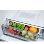 Gaveta Moist Zone controla a umidade para preservar por mais tempo o frescor dos alimentos.